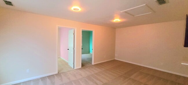 Building Photo - BEAUTIFULLY MAINTAINED SINGLE FAMILY HOME ...