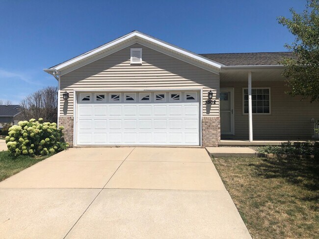 Building Photo - Beautiful Home in East Bloomington!