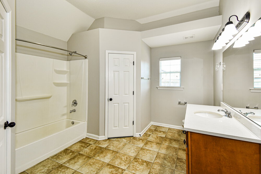 Building Photo - 9892 Southern Oak Way