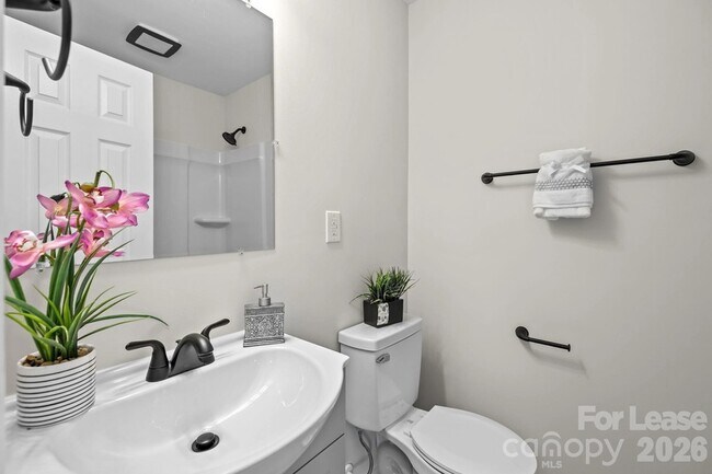 Building Photo - 801 Davenport St