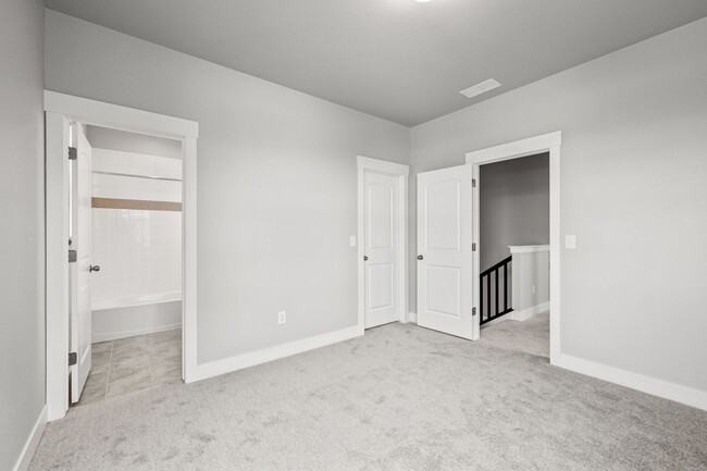 Building Photo - Spacious Family Home in Quiet Neighborhood