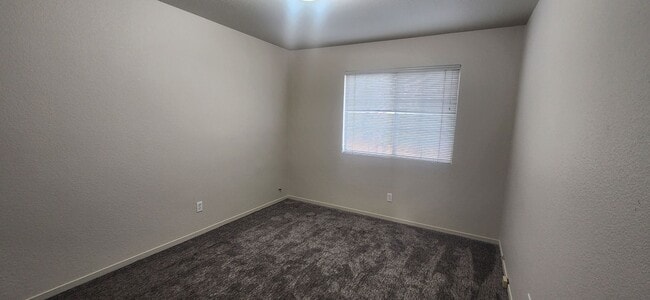 Building Photo - 3 Bedroom 2.5 bsthroom home in Gated Elk Grove Communtiy