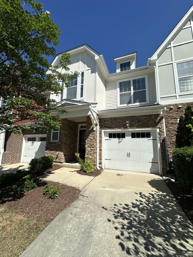 Building Photo - 3 Bedroom 2.5 Bathroom Townhome!