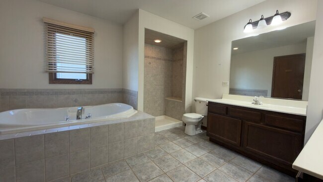Building Photo - 21223 Alessandra Dr