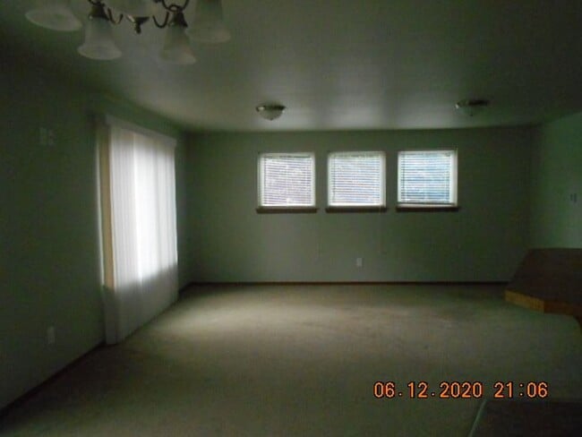 Building Photo - 3bd 2 1/2ba Home With garage