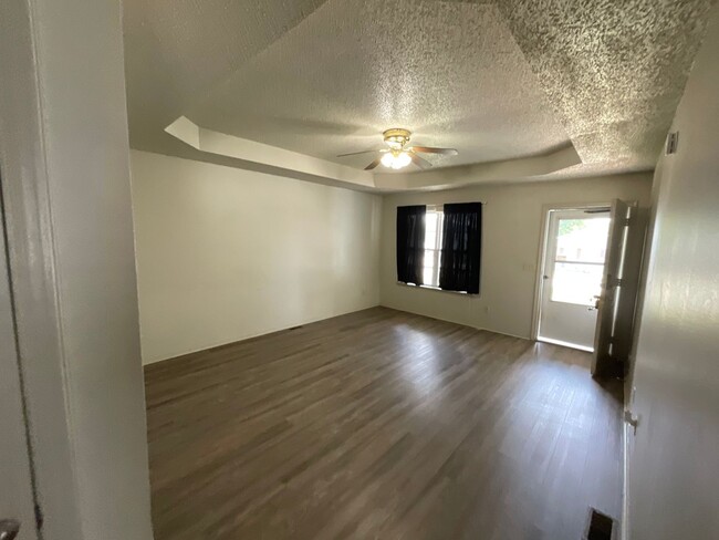 Building Photo - Gorgeous 3 bedroom House in JoMo with a de...