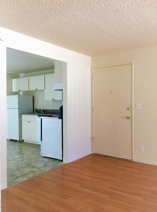 2 BEDROOM: KITCHEN ENTRANCE - Cascade Firs