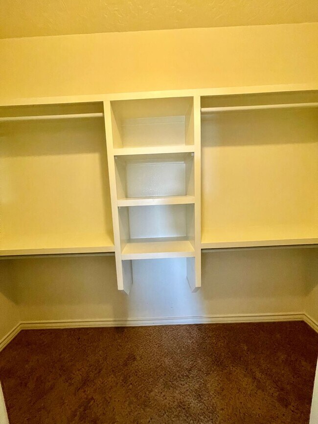 Building Photo - 4 Bedroom, 2 Bath -