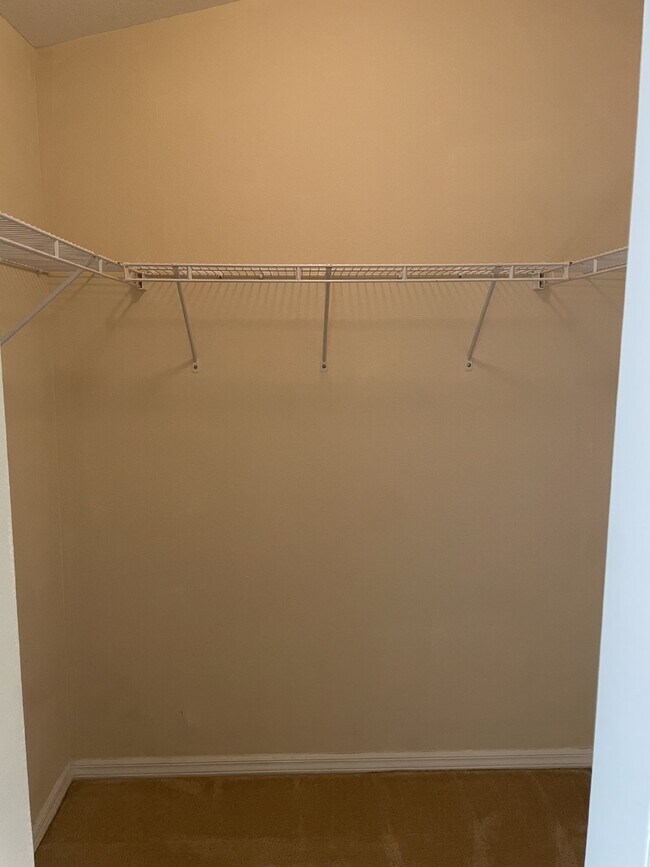 Building Photo - 3 Bedroom, 2 Bath Available Now in Beautif...