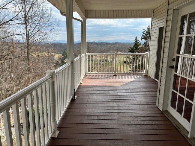 Building Photo - 3 or 4 Bedroom / 2 Bath Home   Kingsport TN