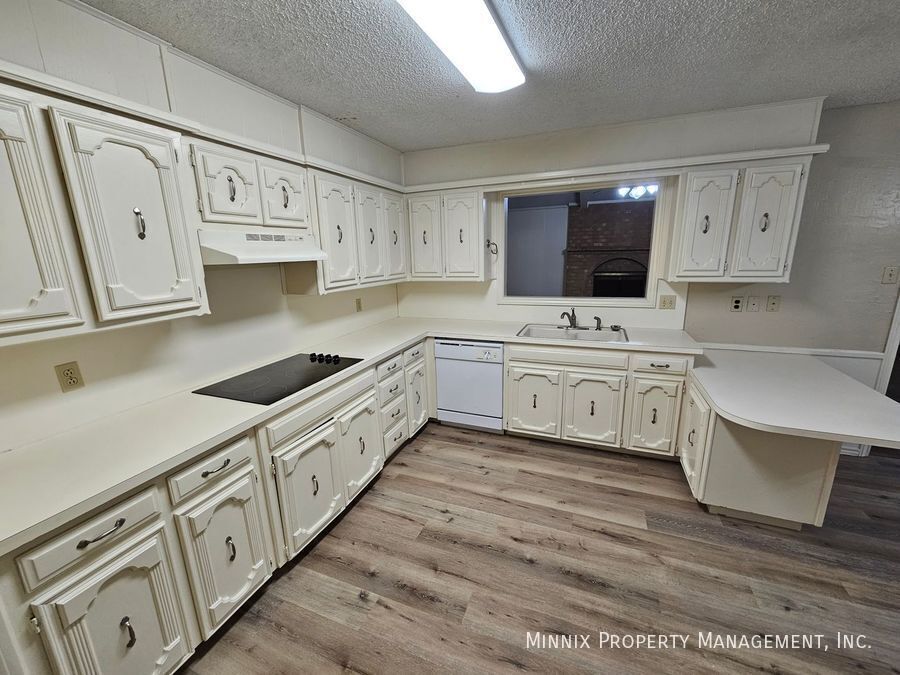 Building Photo - 6906 Elmwood Ave