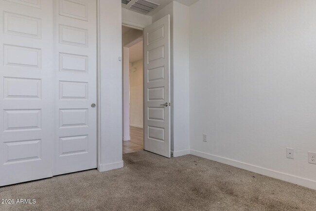 Building Photo - 9115 W Glenrosa Ave