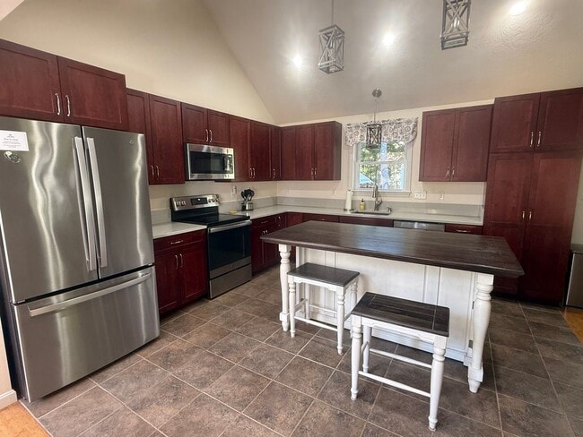 Building Photo - Spacious & Comfortable 4 Bedroom House - C...