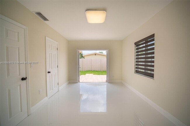 Building Photo - 1748 NE 180th St