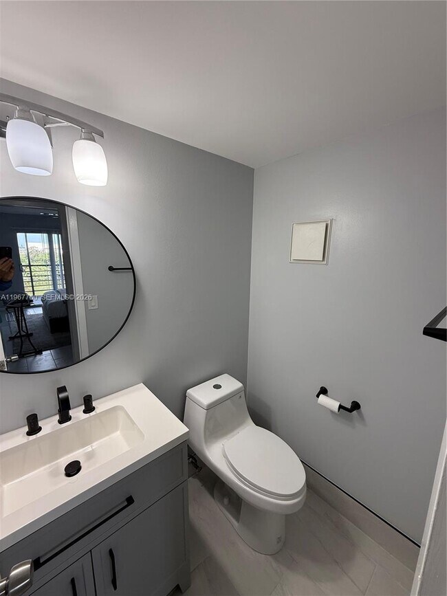 Building Photo - 4067 Ainslie Dr