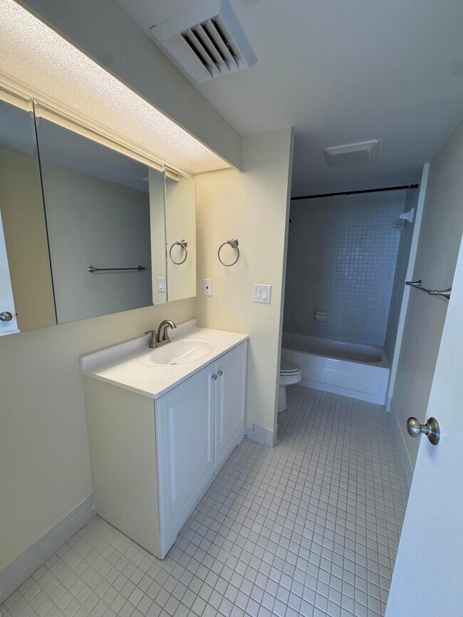 Building Photo - 5200 N Flagler Dr