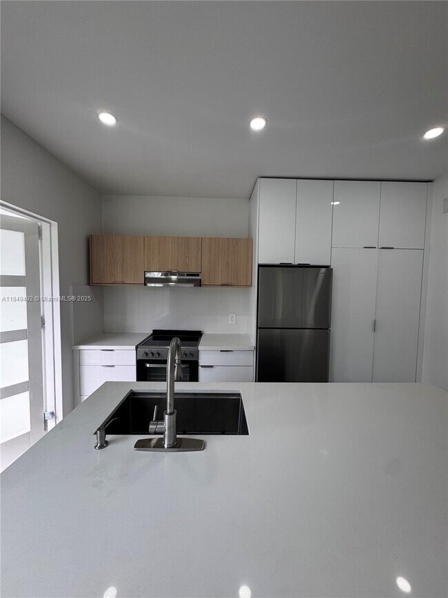 Building Photo - 2855 Royal Palm Ave