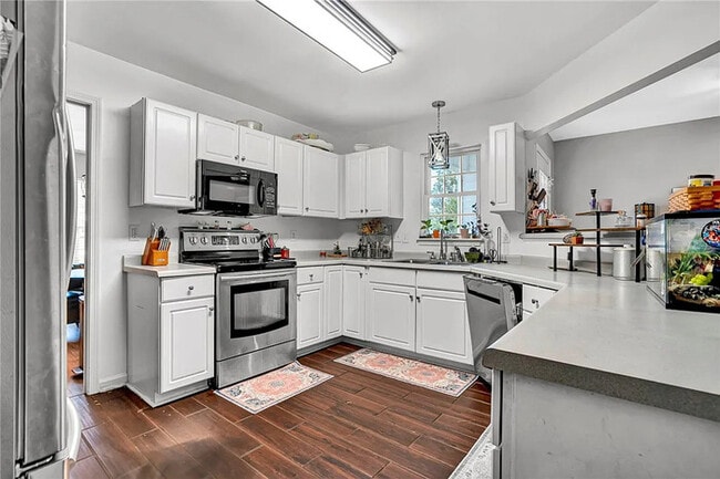 Building Photo - 4 Bedroom 2.5 Bathrooms