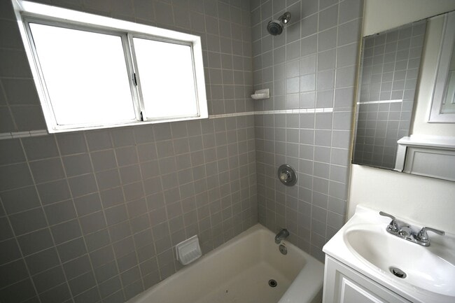 Building Photo - Charming 1 Bedroom Cottage in Ocean Beach
