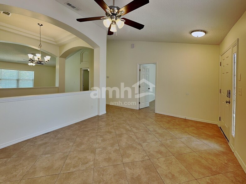 Building Photo - 2063 Forest Gate Dr W