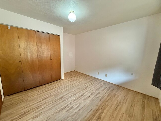 Building Photo - Pet friendly & Spacious - 3 Bedroom / 2 Ba...