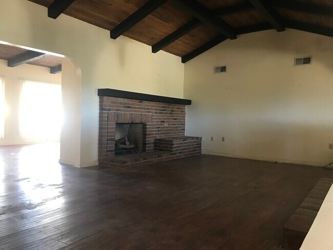 Building Photo - 33037 Agua Dulce Canyon Rd