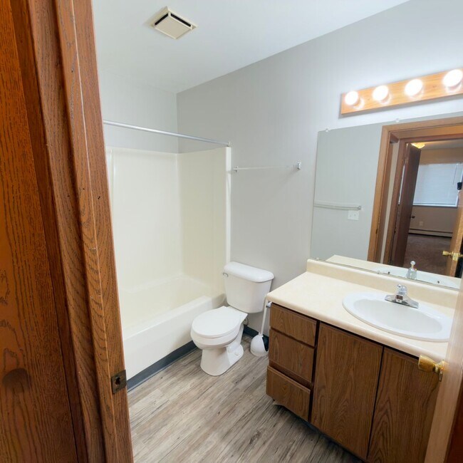 Building Photo - Large One Bedroom Apartment! Washer and Dryer in Unit!