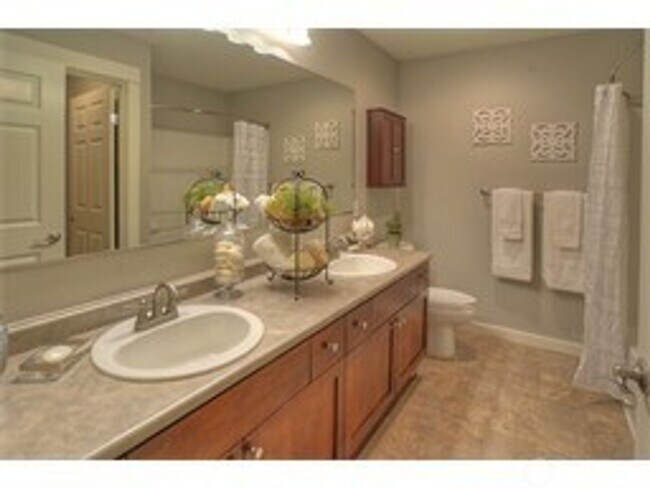 Building Photo - 3Bd/2Bd Issaquah Condo