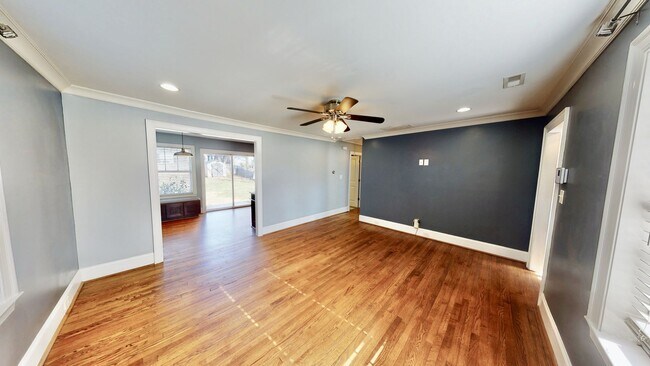 Building Photo - 2014 Roslyn Ave
