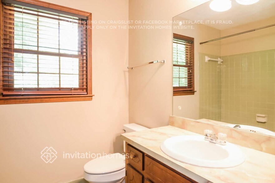 Building Photo - 5120 E Shore Dr SW