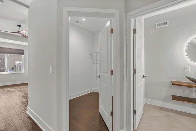 Building Photo - 1645 W Cabot St