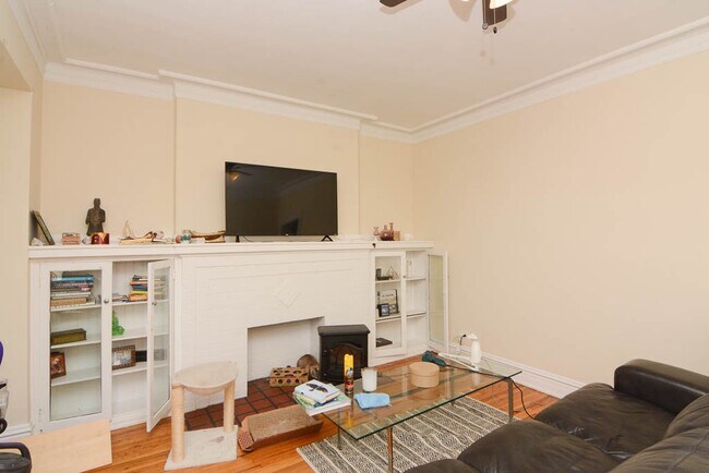 Building Photo - 4400 N Racine Ave