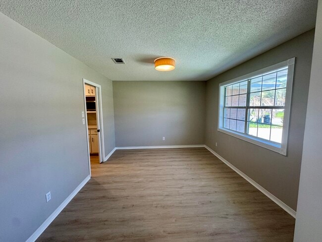 Building Photo - 529 Long Lake Dr