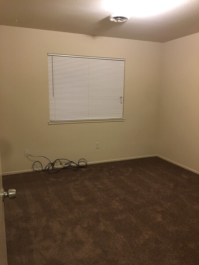 Building Photo - 3 Bedroom 2 Bath Duplex for Rent!