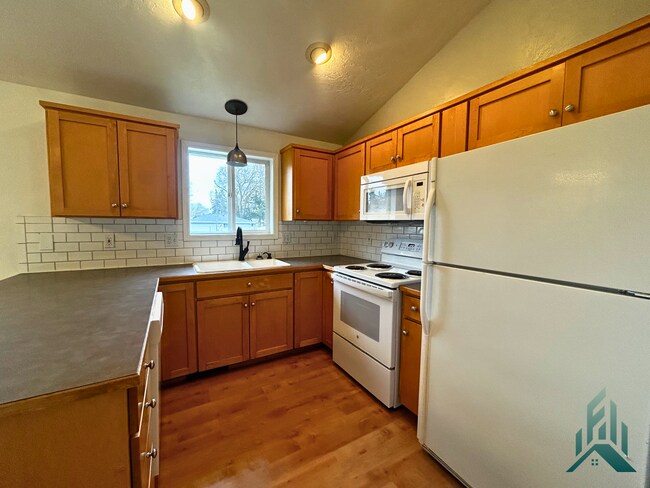 Building Photo - Updated 3 Bed 2 Bath Home