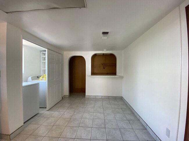 Building Photo - Nice 3 bedroom 1 bath with office Walking ...