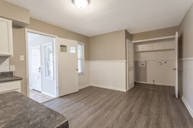 Building Photo - Gorgeous 3 Bedroom Home located near the new HYVEE!