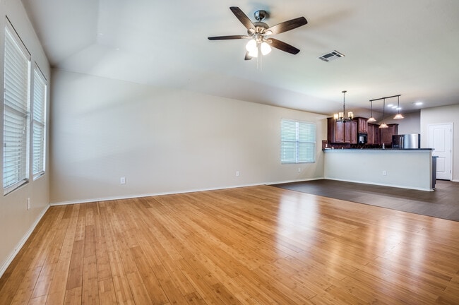 Building Photo - 805 Canyon Pl