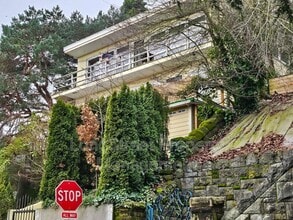 Building Photo - 801 SW Broadway Dr