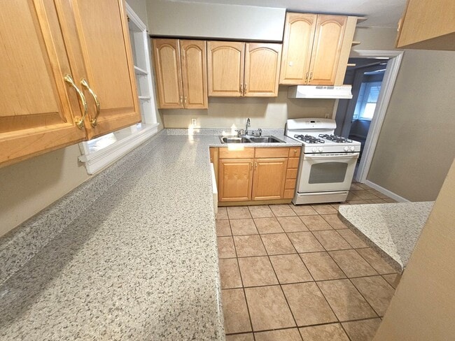 Building Photo - Spacious Ranch Home