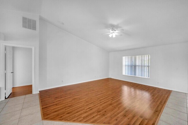 Building Photo - 446 SW S Quick Cir