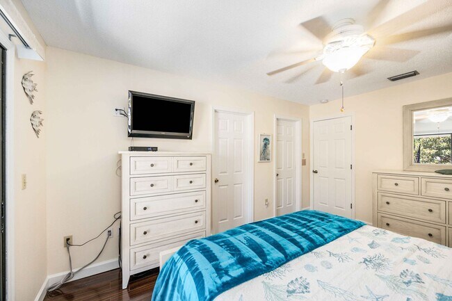 Building Photo - Seasonal or Annual 2 Bedroom, 2.5 Bathroom...