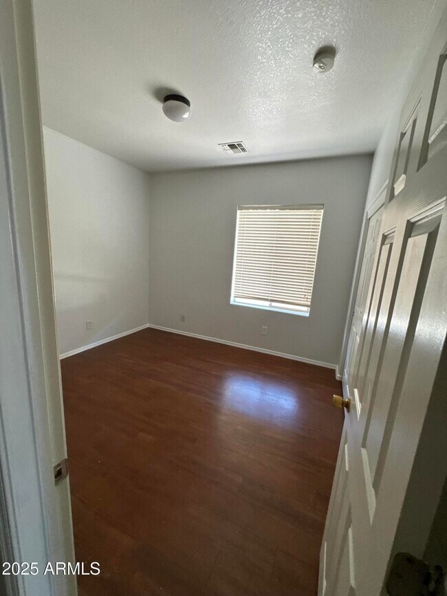 Building Photo - 513 S 115th Dr