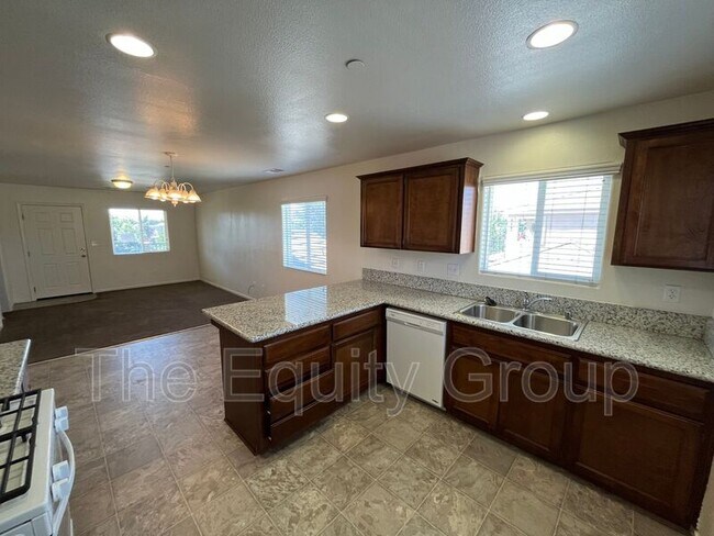 Building Photo - 2133 W Lark Ave