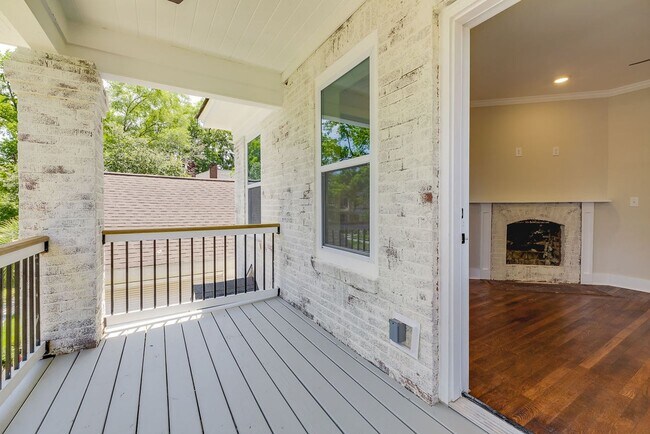 Building Photo - 905 E Park Ave