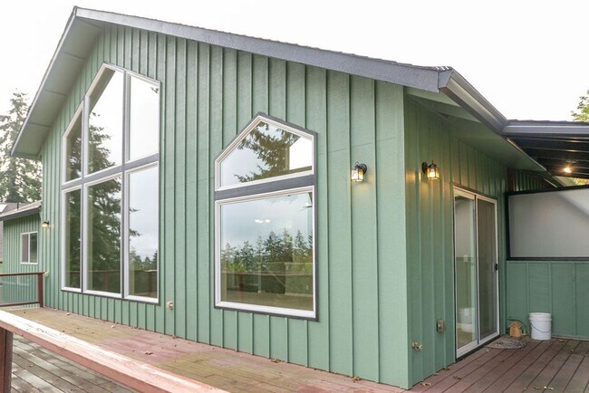 Building Photo - 3345 Bentley Ave