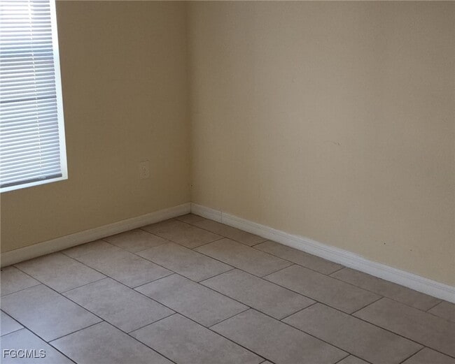 Building Photo - 1016 NE 8th Pl