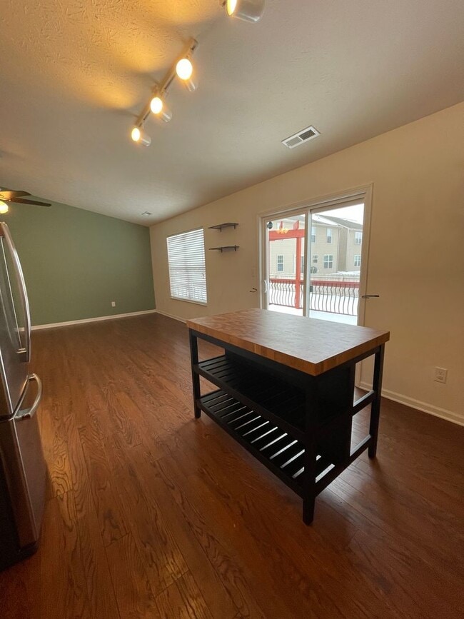 Building Photo - Gorgeous Three Bedroom Single-Family Home