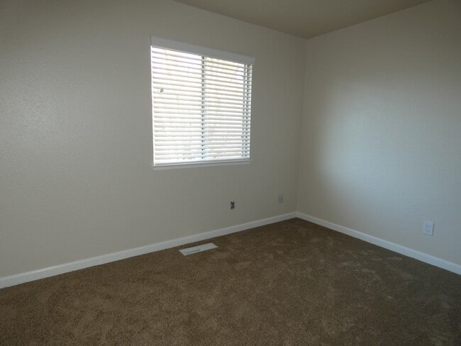 Building Photo - Townhouse Located Near School, Parks, Freeway Access!