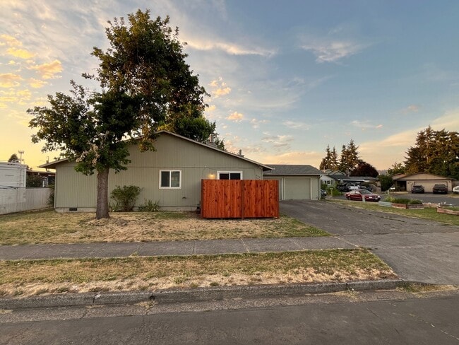 Building Photo - 520 N 38th Pl